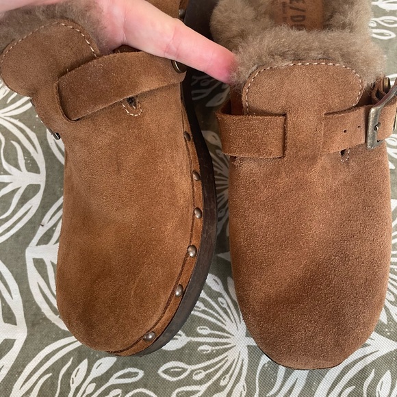 Re/Done Chestnut Suede Shearling Buckle Clogs - Picture 5 of 6